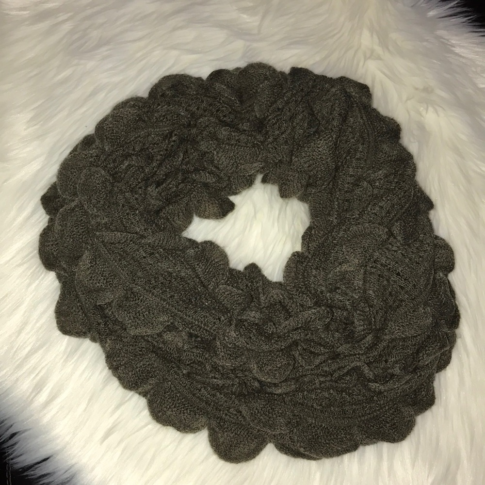 NWT Taleen Oversized Ruffle Infinity Scarf Olive